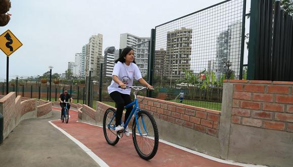 Es importante propiciar y facilitar la movilidad activa, en especial la caminata y la bicicleta, señala la columnista. (Foto: Andina)