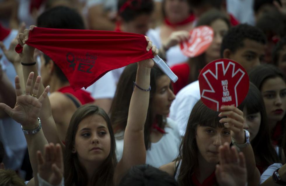 Mujeres protestan por la violación ocurrida contra una mujer en las celebraciones de San Fermín en 2016. (AFP)