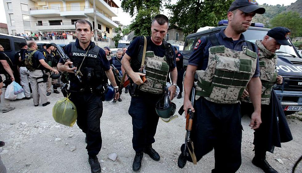 La policía albanesa fue recibida con artillería pesada al tratar de ingresar a la localidad de Lazarat (AP)