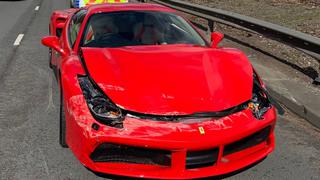 Dueño de Ferrari de 330,000 dólares lo choca el mismo día que lo compra