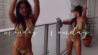 Vania Bludau se luce en bikini y aprovecha la lluvia para bañarse desde su balcón en Miami 