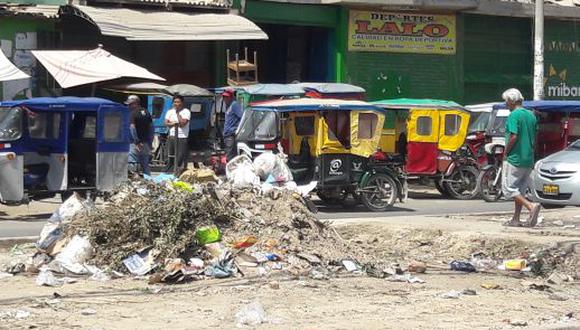 Cúmulos de desperdicios en diversos puntos de la ciudad causan malestar a los vecinos. (JORGE MERINO)