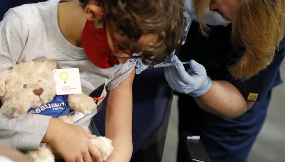La vacuna es administrada en dos dosis, con tres semanas de diferencia entre ellas, pero cada dosis se ha ajustado a 10 microgramos por inyección. (Foto: JEFF KOWALSKY / AFP)