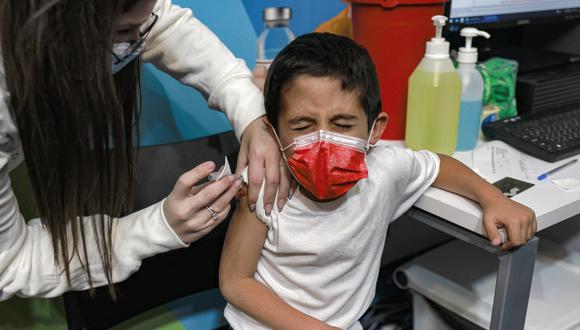 La OMS pide considerar "los beneficios individuales y de toda la población" al momento de inmunizar a los niños y adolescentes. (Fotos: MENAHEM KAHANA / AFP)