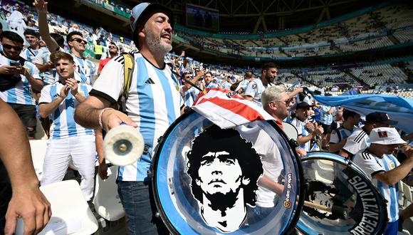 Hinchas de Argentina piden cerveza previo al partido contra Arabia Saudita. (Foto: AFA)