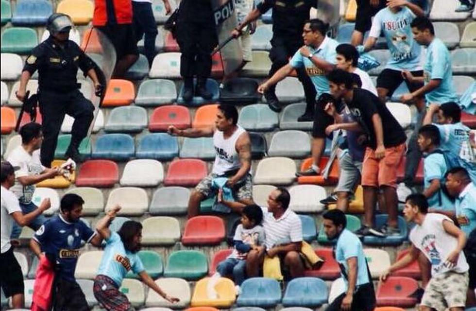 Universitario y Sporting Cristal empataron 3-3 en un partidazo pero el espectáculo se vio afectado por el lamentable comportamiento de algunos espectadores.