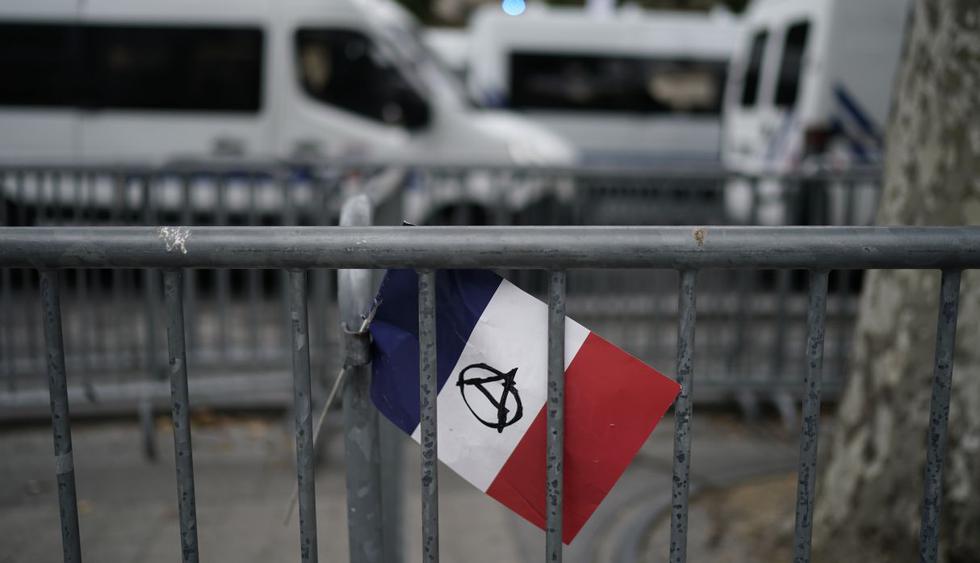 Enfrentamientos entre policías y manifestantes en los parisinos Campos Elíseos empañaron este domingo la fiesta del 14 de julio en Francia. (Foto: AFP)