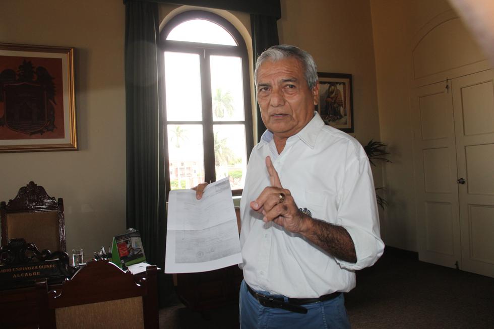 Elidio Espinoza recibe duras críticas de los candidatos a la alcaldía.