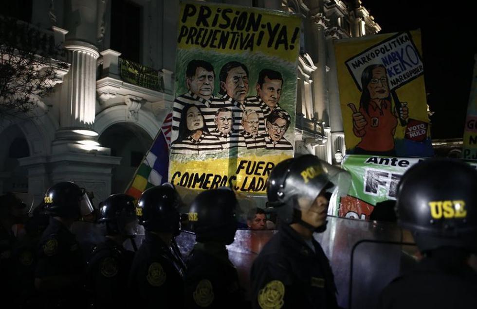 Manifestantes marchan hacía el congreso para protestar en contra de la vacancia. (Foto: Renzo Salazar)