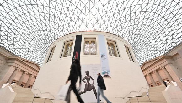 Los visitantes son vistos en el Gran Patio del Museo Británico en Londres. (JUSTIN TALLIS / AFP).