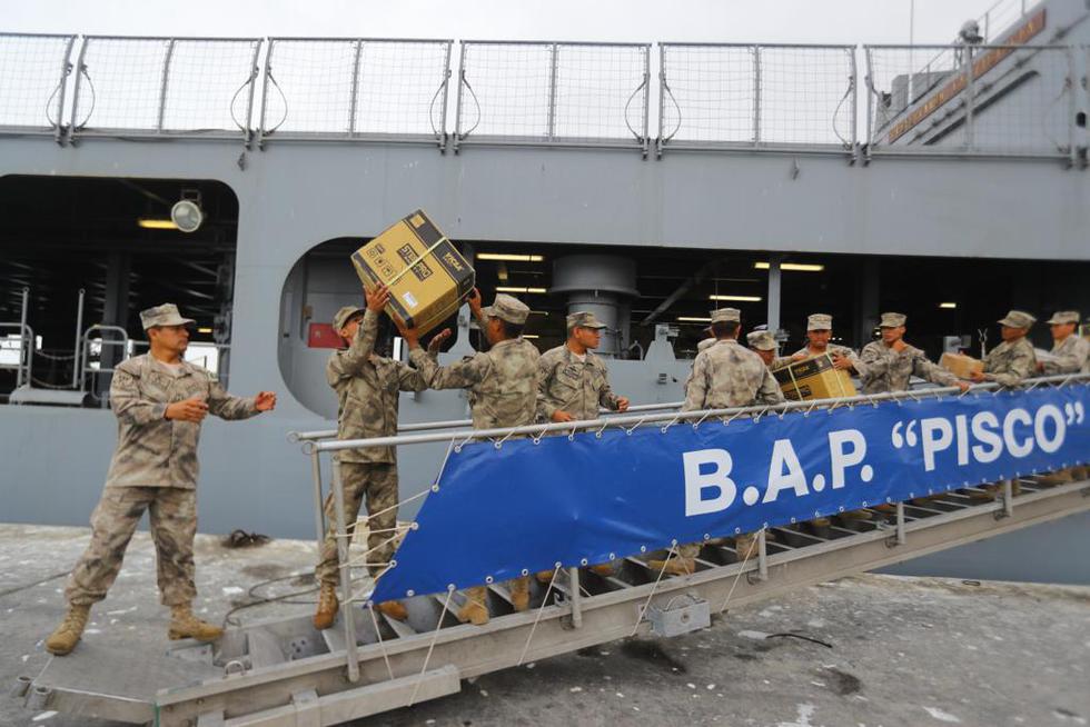 Personal del Ejército y la Marina realizan las acciones desembarco del material de ayuda. (Presidencia)