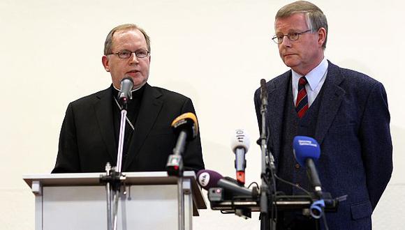 El arzobispo Utrecht Wim Eijk junto a Wim Deetman en la presentación del informe. (AP)