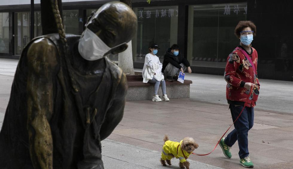 Wuhan, ciudad china donde surgió la pandemia del coronavirus, levantó el encierro de dos meses y medio. En un ambiente de euforia y alegría, los habitantes empezaron a salir a las calles. (AP/Ng Han Guan).