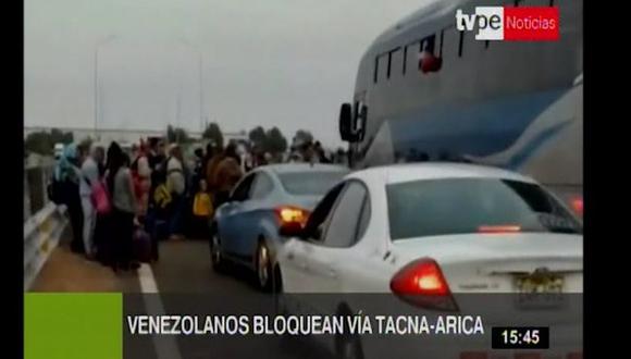 Varios migrantes obstruyeron la vía, cerca al control migratorio de Chacalluta, en Arica (Chile) e impidieron el pase de los vehículos. (Foto: Captura Tv Perú)