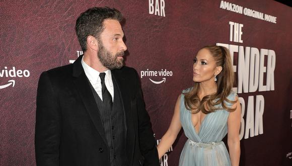 Jennifer Lopez y Ben Affleck se mostraron cariñosos y 100% compenetrados en la premier de 'The Tender Bar'. (Foto: Amy Sussman/Getty Images)