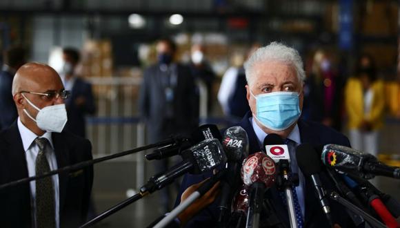 El ministro de Salud de Argentina, Ginés González García, habla con los medios de comunicación durante la llegada de 580.000 dosis de la vacuna contra la enfermedad del coronavirus Oxford-AstraZeneca al Aeropuerto Internacional de Ezeiza en Buenos Aires, Argentina. (REUTERS/Matias Baglietto).