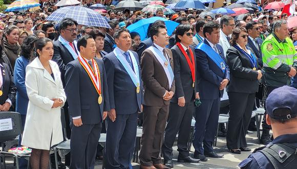 Gobernador regional, así como alcalde de Puno durante la homilía. Foto/Difusión.