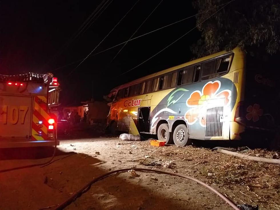Un muerto y varios heridos luego que el bus interprovincial chocó violentamente contra un vehículo de serenazgo (Fotos: Antena Televisión Chimbote)