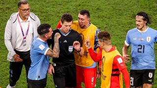Así fue el tajante reclamo de los jugadores de Uruguay al árbitro por sus decisiones en posibles penales [VIDEO]