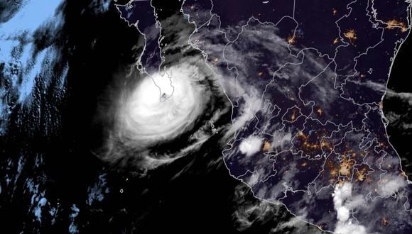 Por la mañana del lunes, es probable que el fenómeno toque tierra en Lázaro Cárdenas, Michoacán, y ya en territorio se convertirá en tormenta tropical. (Foto:  RAMMB/NOAA/NESDIS / AFP)