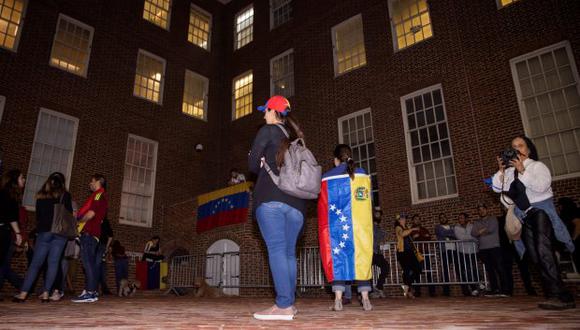 Simpatizantes del líder opositor venezolano Juan Guaidó, se concentran este miércoles en el patio exterior de la Embajada de Venezuela, ocupada por manifestantes en contra el cambio de régimen. (Foto: EFE)