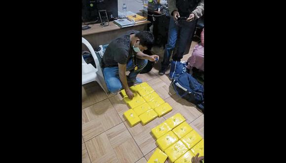 Ayacucho: en la maletera del auto se halló dos mochilas, que contenían 20 paquetes con la ilegal mercadería. (Foto: PNP)