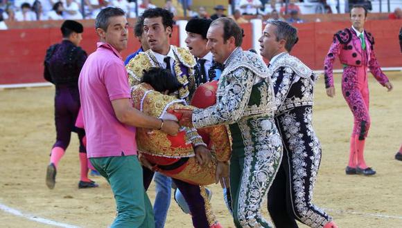 El novillero segoviano no aguantó la herida causada por la cogida de 'Lorenzo', toro de 529 kilos. (Foto: EFE)