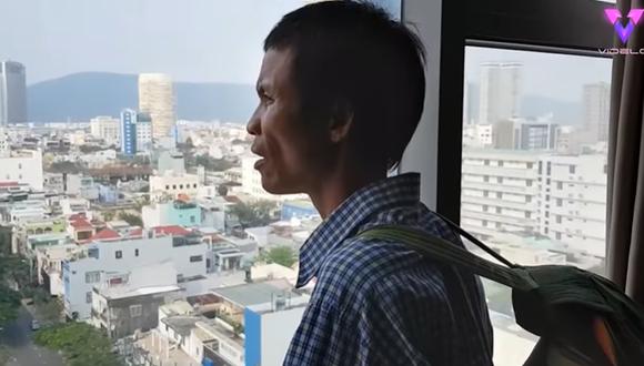 Ho Van Lang fue filmado reaccionando al volar en un avión, navegar por el mar y ver una gran ciudad por primera vez. (Foto: Captura)