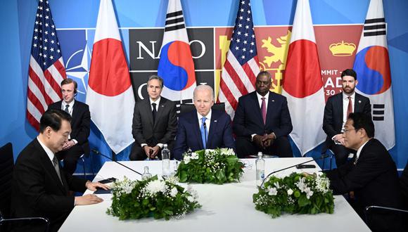 El presidente de los Estados Unidos, Joe Biden (C), flanqueado por el Secretario de Defensa de los Estados Unidos, Lloyd Austin (C/R) y el Secretario de Estado, Antony Blinken (C/L), se sienta con el Presidente de Corea del Sur, Yoon Suk-Yeol (L), y el Primer Ministro de Japón, Fumio Kishida ( D) durante una reunión trilateral al margen de la cumbre de la OTAN en el centro de congresos de Ifema en Madrid, el 29 de junio de 2022. (Foto de Brendan SMIALOWSKI / AFP)