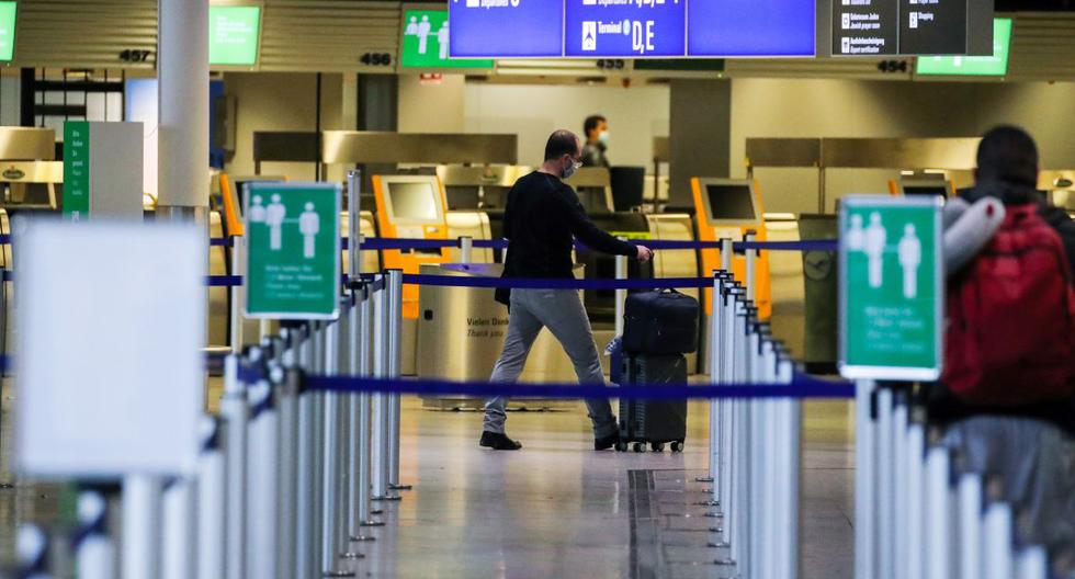 En esta foto de archivo tomada el 21 de diciembre de 2020, los pasajeros pasan por el check-in en el Aeropuerto Internacional de Frankfurt, en el oeste de Alemania, en medio de la pandemia del nuevo coronavirus. (Armando BABANI / AFP).