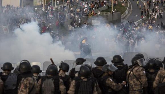 Batalla campal. En las cercanías del estadio Mineirao, la Policía se enfrentó a los manifestantes. (AP)