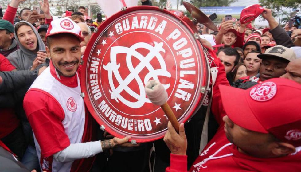Paolo Guerrero llegó a Porto Alegre y fue recibido por cientos de hinchas. (Internacional)