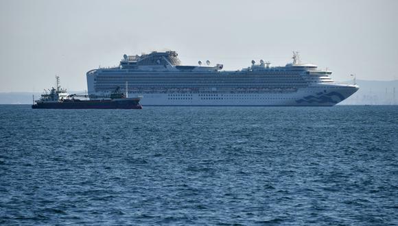 El crucero Diamond Princess se ve cerca del puerto de Yokohama. Al menos 10 personas en un crucero en cuarentena frente a las costas de Japón han dado positivo por el nuevo coronavirus, dijo el ministro de salud de Japón. (AFP)