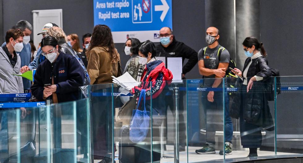 Imagen referencial. Pasajeros esperan en la fila mientras se preparan para someterse a una prueba rápida de coronavirus en el aeropuerto Fiumicino de Roma, Italia, el 9 de diciembre de 2020. (ANDREAS SOLARO / AFP).