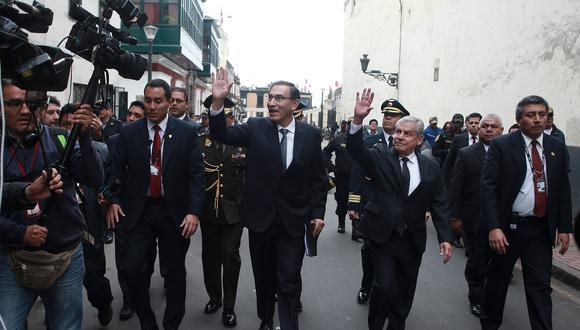 Martín Vizcarra caminó hacia el Congreso y fue recibido por Daniel Salaverry. (Perú21)