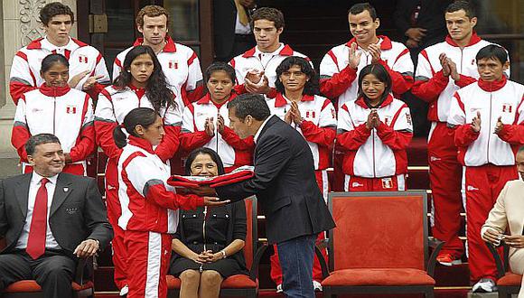 Tejeda recibe la bandera que portará en Londres de manos de Humala. (Andina)