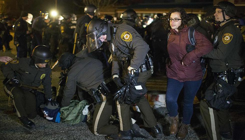 Las manifestaciones registradas la noche del viernes en la ciudad de Ferguson (Missouri, Estados Unidos) dejaron 16 detenidos. (Reuters)