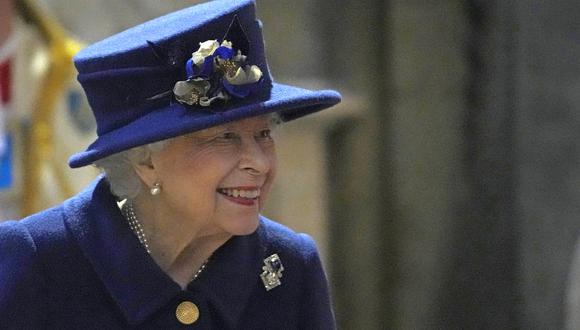 La reina Isabel II apareció usando un bastón por primera vez en un acto público, al asistir a un servicio religioso en la abadía de Westminster. (Foto: Frank Augstein / POOL / AFP)