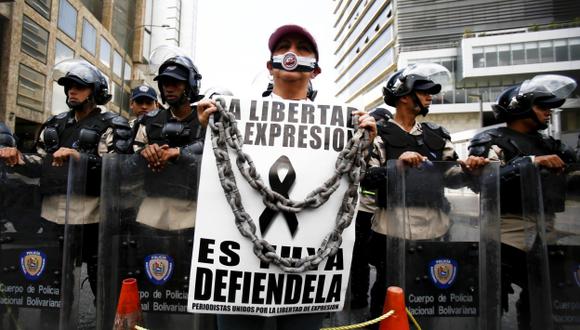 UNIDOS. Periodistas de los medios venezolanos marcharon pacíficamente para defender su trabajo. (AP)