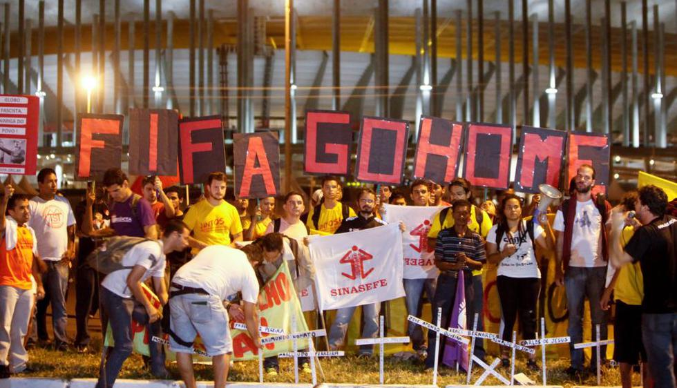 Manifestantes y la policía se enfrentaron en Sao Paulo el jueves al surgir protestas contra la próxima Copa del Mundo. (EFE)