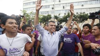 Seguidores de Julio Guzmán siguen esperando frente al JNE fallo sobre Todos Por el Perú