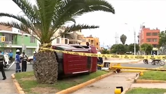 El chofer indicó ante las autoridades que otro conductor le había cerrado el paso. (Video: Captura/América Noticias)