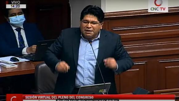 El congresista Rennán Espinoza inició su participación usando mascarilla; sin embargo, minutos después, se la retiró.(Captura Congreso TV)