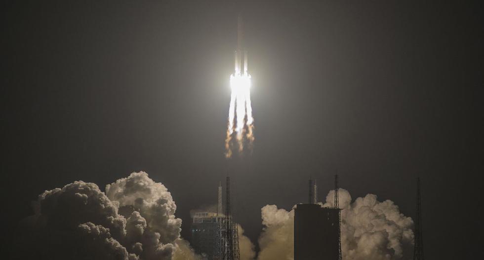 El cohete de carga pesada Long March 5 de China despega desde su centro de lanzamiento en Wenchang, provincia de Hainan, en el sur de China, el 27 de diciembre de 2019. (STR / AFP).