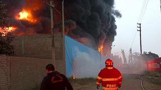 Comas: Incendio arrasó con fábrica de pinturas [Video]