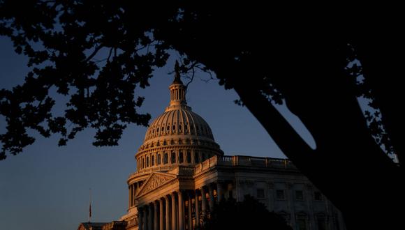 Un peatón pasa frente al Capitolio de los Estados Unidos en Washington, DC, el 14 de septiembre de 2022. (Foto de Stefani Reynolds / AFP)