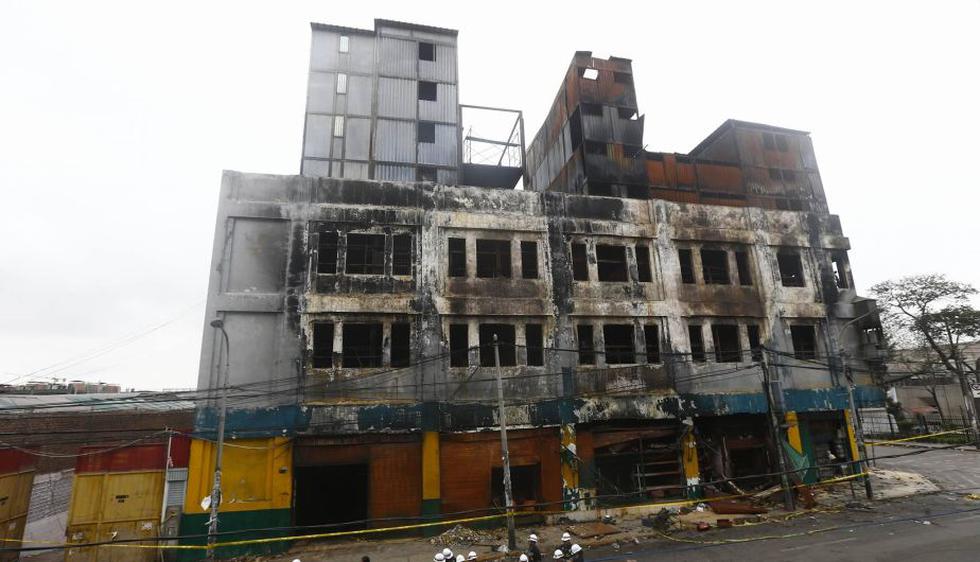 Las Malvinas: Bomberos y policías removieron escombros de la fábrica Nicolini tras incendio. (Geraldo Caso Bizama/Perú21)