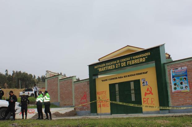 Autoridades llegaron al centro educativo alertados por pobladores de la zona ante las pintas con alegorías al terrorismo. Foto: Junior Meza