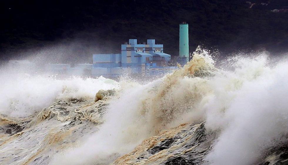 La tormenta de vientos, catalogada como "muy fuerte", arrastra vientos de hasta 155 kilómetros por hora. (Foto: EFE)