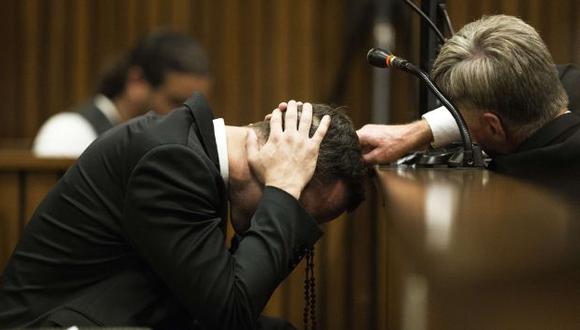 Oscar Pistorius recordó la muerte de su novia durante testimonio de vecino. (AFP)